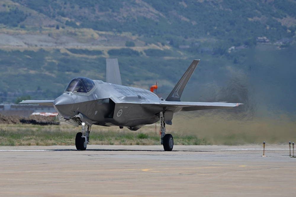 Pilotos de la Fuerza Aérea de EE.UU. usan la pista de rodaje como pista de aterrizaje en la Base Aérea de Hill