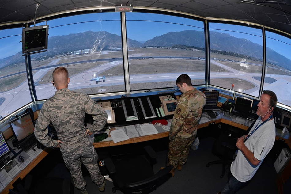 Pilotos de la Fuerza Aérea de EE.UU. usan la pista de rodaje como pista de aterrizaje en la Base Aérea de Hill