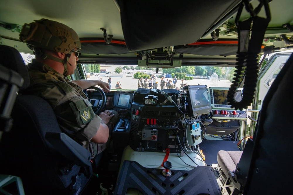 Ejército de Francia introdujo los primeros vehículos blindados multipropósito VBMR Grifón