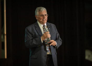 Senador Harrison Schmitt habla en el Museo Wings Over the Rockies en Denver, Colorado | Foto: Yafit Ovadia