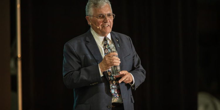 Senador Harrison Schmitt habla en el Museo Wings Over the Rockies en Denver, Colorado | Foto: Yafit Ovadia