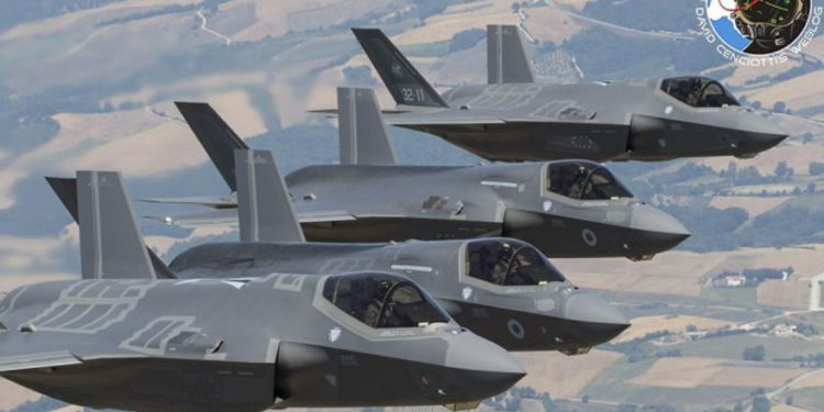 Dos F-35A de la Fuerza Aérea italiana que vuelan junto con dos F-35B de la RAF sobre el sureste de Italia. (Crédito de la imagen: Autor).