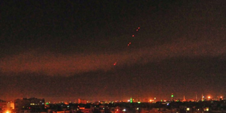 Israel ataca objetivos estratégicos en el sur de Siria, según informes