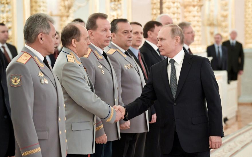 El presidente ruso Vladimir Putin da la mano a Alexander Bortnikov, jefe del Servicio Federal de Seguridad (FSB), segundo a la izquierda, en el Kremlin de Moscú, Rusia. 11 de abril de 2019 - Alexei Nikolsky,AP