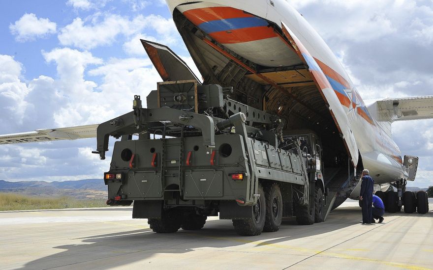 Los vehículos y equipos militares, partes de los sistemas de defensa aérea S-400, se descargan desde un avión de transporte ruso, en el aeropuerto militar Murted en Ankara, Turquía, el 12 de julio de 2019. (Ministerio de Defensa turco a través de AP, Pool)