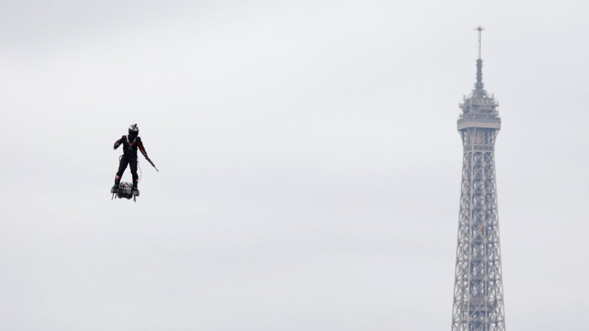 Soldado volador en los Campos Elíseos: Francia celebró el Día de la Bastilla