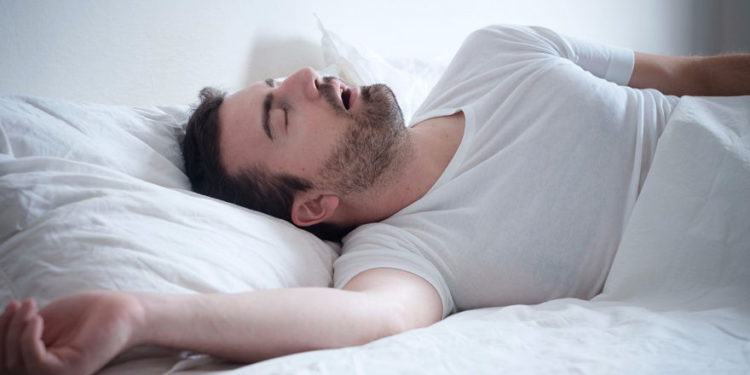 Imagen ilustrativa de un hombre dormido (Crédito: tommaso79, iStock by Getty Image)