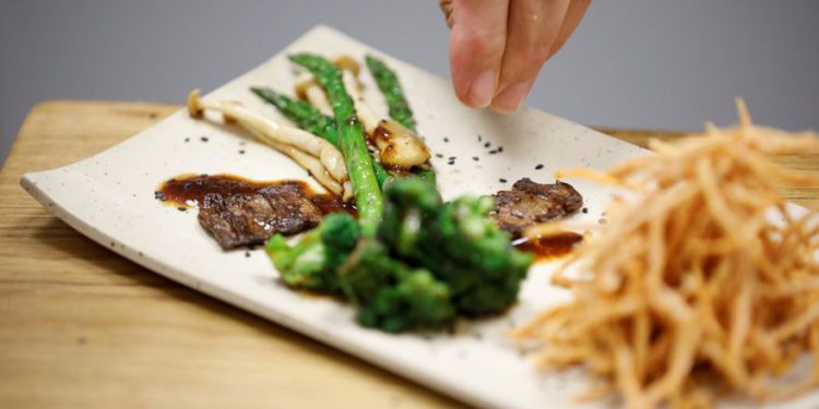Un chef prepara un plato que incluye un trozo de bistec producido en el laboratorio producido a partir de células de vaca por la compañía israelí Aleph Farms en la oficina de la compañía en Rehovot, 26 de junio | Foto: Reuters / Amir Cohen