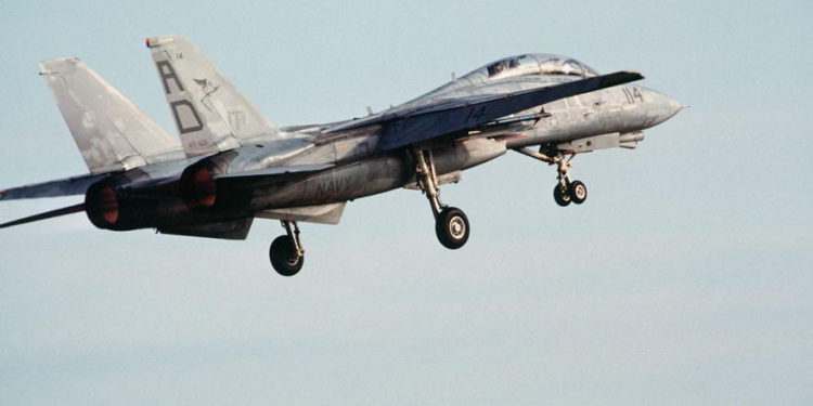 Caza F-14A Tomcat de la Fuerza Aérea de Irán se estrelló al aterrizar