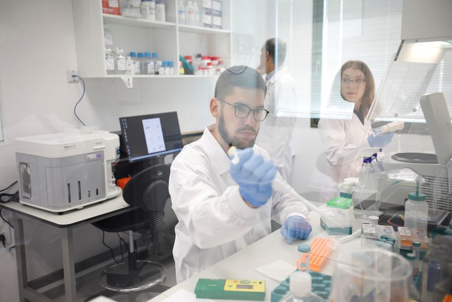 Empleados en el laboratorio de Aleph Farms en Rehovot | Foto: REUTERS / Amir Cohen