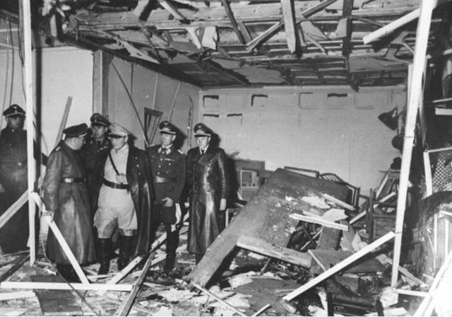 Herman Goring y Martin Bormann visitan los cuarteles destruidos en la sede del Führer "Wolf's Lair" cerca de Rastenburg, Prusia Oriental, julio de 1944. (Crédito de la foto: GERMAN FEDERAL ARCHIVE / WIKIMEDIA COMMONS)