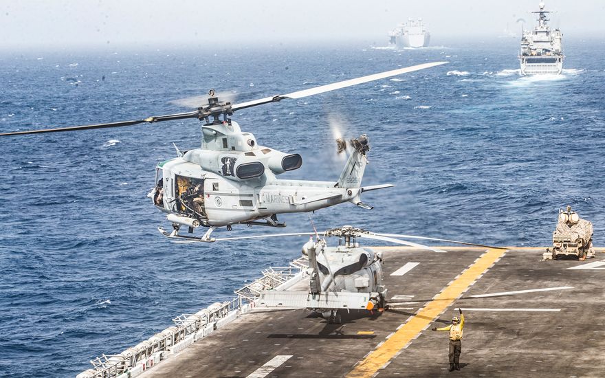 Un helicóptero UH-1Y Venom despega de la cubierta de vuelo del buque de asalto anfibio USS Boxer en el Estrecho de Hormuz, 18 de julio de 2019. (Foto del Cuerpo de Marines de los EE. UU. Por Lance Cpl. Dalton Swanbeck / Lanzamiento)