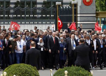 El presidente de Turquía, Recep Tayyip Erdogan, centro, y familiares de las víctimas del golpe de Estado frente a su palacio presidencial en Ankara, lunes | Foto: AP Photo / Burhan Ozbilici