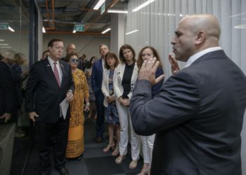 La delegación de congresistas estadounidenses visita Cobwebs Technologies en su reciente visita a Israel. (Crédito de la foto: COBWEB)