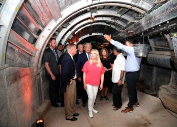 Sara Netanyahu, Jason Greenblatt y David Friedman recorren Pilgrimage Road. (Crédito de la foto: HAIM ZACH / GPO)