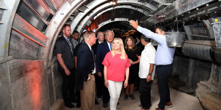 Sara Netanyahu, Jason Greenblatt y David Friedman recorren Pilgrimage Road. (Crédito de la foto: HAIM ZACH / GPO)