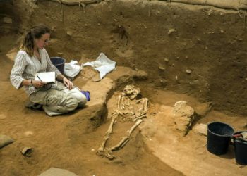 Un arqueólogo que toma notas en un antiguo cementerio filisteo cerca de Ashkelon, 28 de junio de 2016 | Foto: AP / Tsafrir Abayov