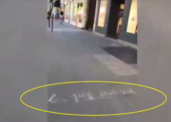 El lema antisemita "Judíos a los hornos" está escrito en blanco en una acera en París | Foto: Sophie Levy (captura de pantalla)