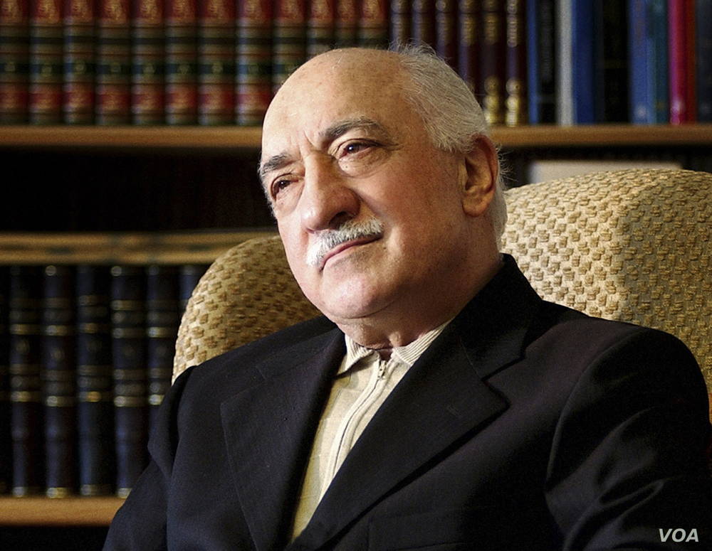 ARCHIVO: el clérigo islámico Fethullah Gulen aparece en su residencia en Saylorsburg, Pa., El 28 de diciembre de 2004.