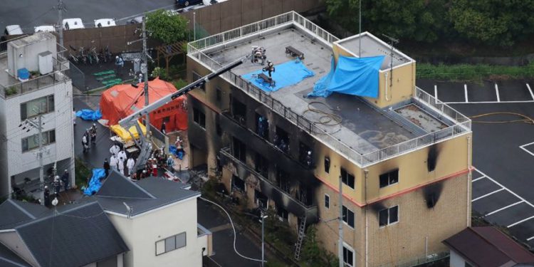 Esta vista aérea muestra la escena de rescate y recuperación después de un incendio en un edificio de una compañía de animación que mató al menos a 33 personas en Kyoto el 18 de julio de 2019. (Foto de JIJI PRESS / JIJI PRESS / AFP)