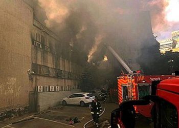 Las autoridades trabajan para apagar un incendio en el Museo Nacional de Ciencia, Tecnología y Espacio Madatech de Haifa el 27 de julio de 2019. (Servicios de Bomberos y Rescate)