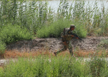 Un soldado iraquí busca militantes del Estado Islámico durante una operación en Taramiyah, 50 kilómetros (31 millas) al norte de Bagdad, el martes | Foto: AP Photo / Hadi Mizban