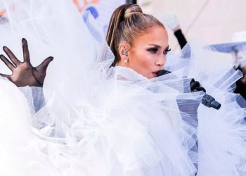 Jennifer Lopez se presenta en el programa "Today" de NBC en Rockefeller Plaza el 6 de mayo | Foto: Charles Sykes / Invision / AP