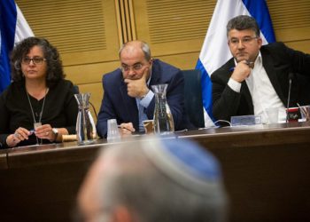 De izquierda a derecha: los miembros del Knesset Aida Touma-Sliman, Ahmad Tibi y Yosef Jabareen asisten a una reunión del comité del Knesset el 13 de abril de 2016. Foto por Miriam Alster / Flash90.