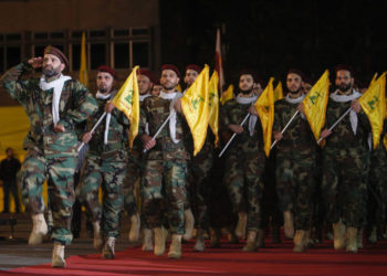 Los miembros de Hezbollah marchan con banderas del partido durante un mitin que conmemora el Día de Al Quds, (Día de Jerusalén) en Beirut. (Crédito de la foto: REUTERS)