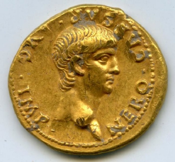 Una moneda romana que muestra al emperador Nerón, que se encontró en Jerusalén y se cree que se remonta al 56 EC. (Cortesía de la Universidad de Carolina del Norte)