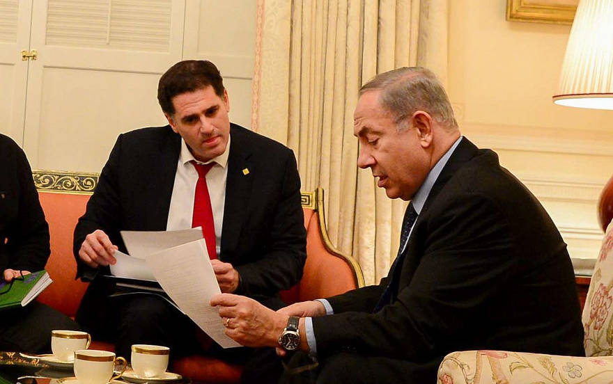 El primer ministro Benjamin Netanyahu (R) con el embajador de Israel en los EE. UU. Ron Dermer, en la casa de huéspedes del presidente, en Washington, DC, el 14 de febrero de 2017. (Avi Ohayon / GPO)