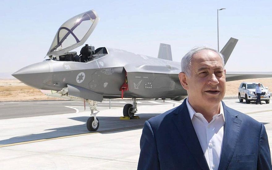 El primer ministro Benjamin Netanyahu se encuentra frente a un caza de combate F-35 en la base de Nevatim de la Fuerza Aérea de Israel en el sur de Israel. (Amos Ben Gershom / GPO)