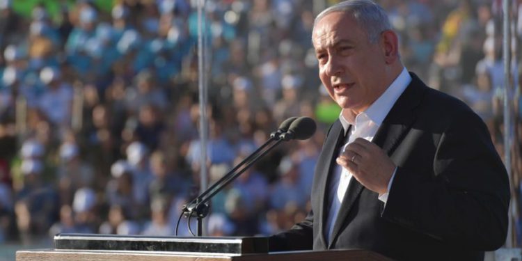 El primer ministro Benjamin Netanyahu habla durante la ceremonia de graduación de los pilotos más nuevos de la Fuerza Aérea de Israel, junio de 2019. (Crédito de la foto: KOBI GIDEON / GPO)