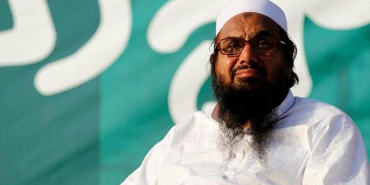 Hafiz Saeed, fundador del grupo religioso pakistaní Jamaat-ud-Dawa, se dirige a un mitin contra los indios en Lahore, Pakistán, el 26 de octubre de 2018. (KM Chaudary / AP)