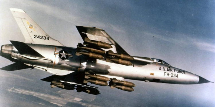 ¿Por qué el caza F-105 Thunderchief fue apodado "Thud"?