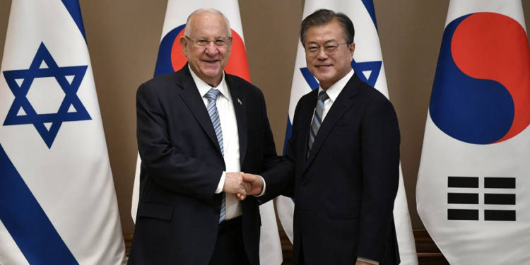 El presidente Reuven Rivlin le da la mano al presidente de Corea del Sur, Moon Jae-in, en Seúl, Corea del Sur, el lunes | Foto: Jung Yeon-je / Pool a través de Reuters