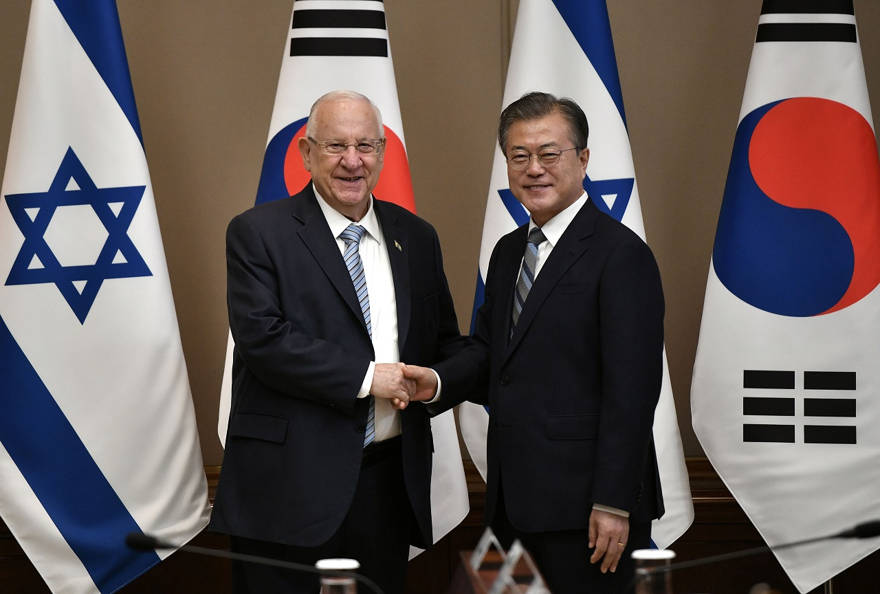 El presidente Reuven Rivlin le da la mano al presidente de Corea del Sur, Moon Jae-in, en Seúl, Corea del Sur, el lunes | Foto: Jung Yeon-je / Pool a través de Reuters