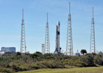 El cohete SpaceX Falcon 9, programado para lanzar un satélite de navegación de la Fuerza Aérea de los EE. UU., Se encuentra en el Complejo de lanzamiento 40 después de que se pospuso el lanzamiento después de que la computadora de vuelo a bordo, en Cabo Cañaveral, Florida, EE. UU. (Crédito de la foto: REUTERS / STEVE NESIUS)