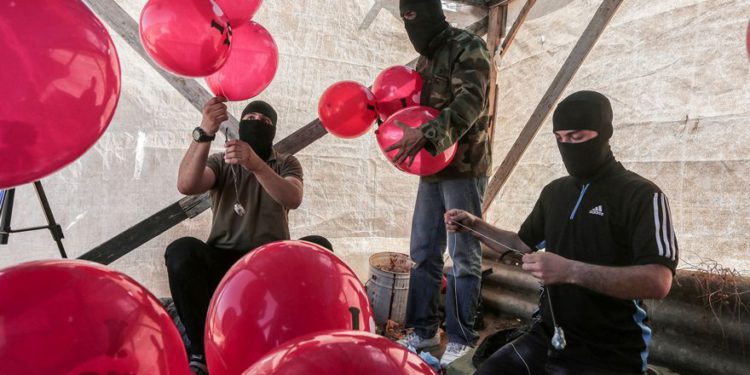 Islamistas de Gaza mandan globos con explosivos a Israel