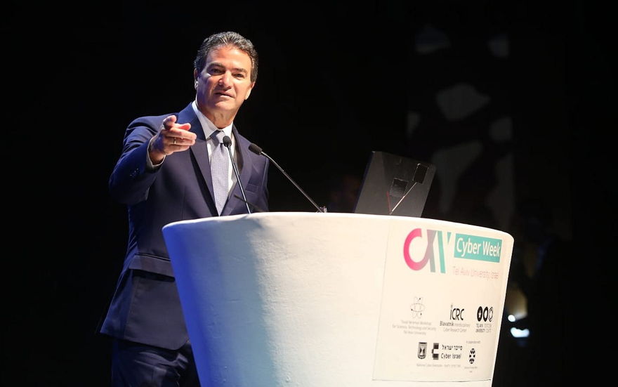 El jefe del Mossad, Yossi Cohen, habló en la Conferencia de la Semana Cibernética en la Universidad de Tel Aviv, donde se le otorgó el Premio de la Semana Cibernética por sus logros en Cyber, el 24 de junio de 2019 (Chen Galili).