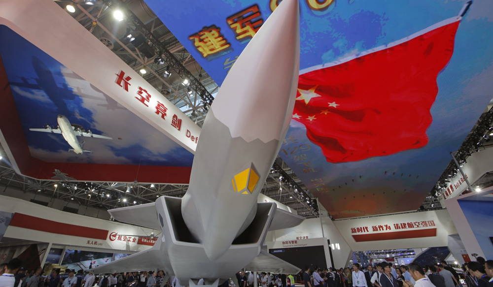 China revela la capacidad de transporte de misiles del caza furtivo J-20 en la feria aérea de Zhuhai