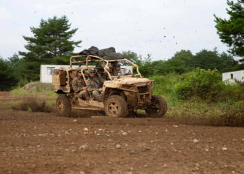 Marines de EE.UU. usan vehículos todo terreno MRZR-D durante entrenamiento en Japón