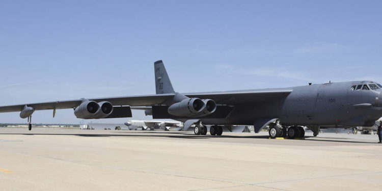 Bombardero B-52H llega a la Base de la Fuerza Aérea Tinker tras recibir modernizaciones