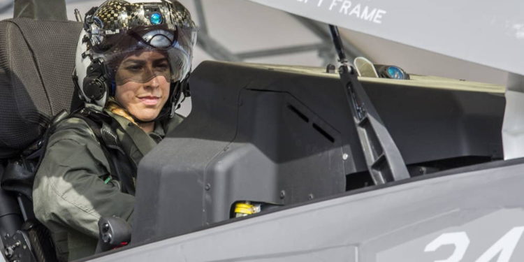 Primera piloto femenina del F-35B se graduó del Cuerpo de Marines de EE. UU.