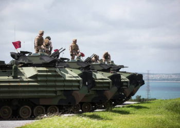 Infantería de Marina de EE.UU. realiza entrenamiento con armas de la AAV en Japón