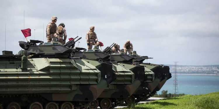 Infantería de Marina de EE.UU. realiza entrenamiento con armas de la AAV en Japón