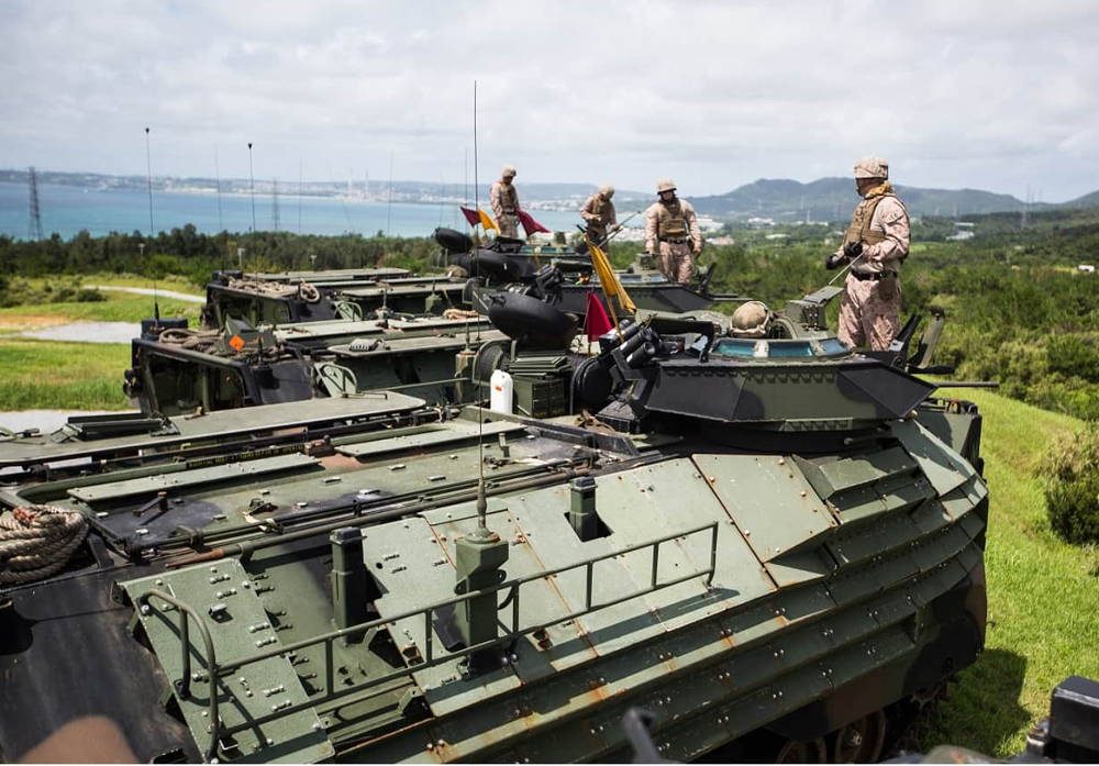 Infantería de Marina de EE.UU. realiza entrenamiento con armas de la AAV en Japón