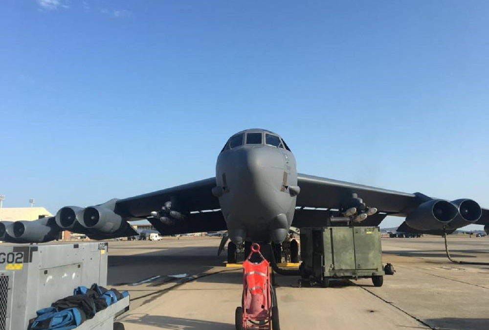 Bombardero B-52H demuestra la capacidad de contrarrestar una invasión masiva de marines