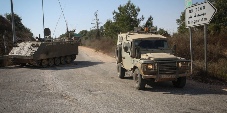 Patrullas de vehículos de las FDI cerca de la frontera con Líbano, 27 de agosto de 2019. (David Cohen / Flash90)