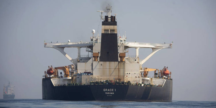 Una vista severa del súper buque cisterna Grace 1 en el territorio británico de Gibraltar, el jueves 15 de agosto de 2019, incautado el mes pasado en una operación de la Royal Navy británica frente a Gibraltar. (Foto AP / Marcos Moreno)